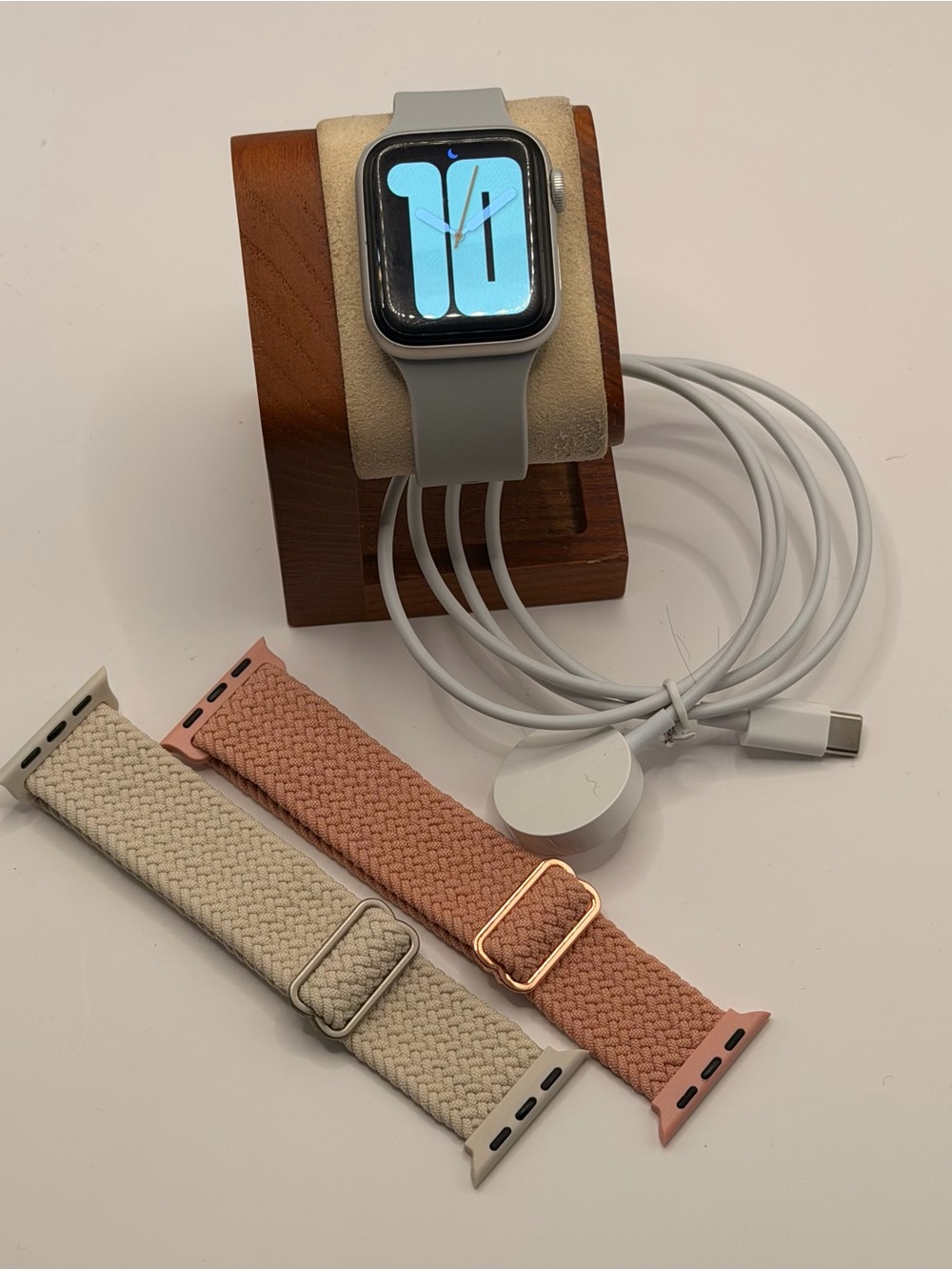 Apple Watch Series 4, Unlocked, 40mm, Silver Case, Charger included